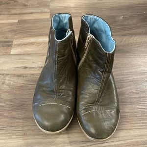 Women’s Cloud Ankle Boots Size 39- very comfy!